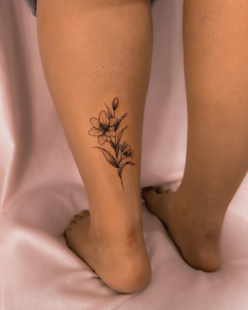 tatuagem de flores na perna