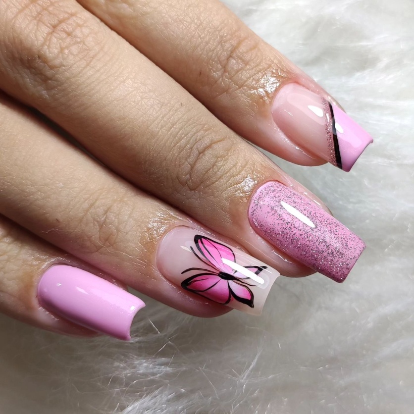 unhas rosas delicadas