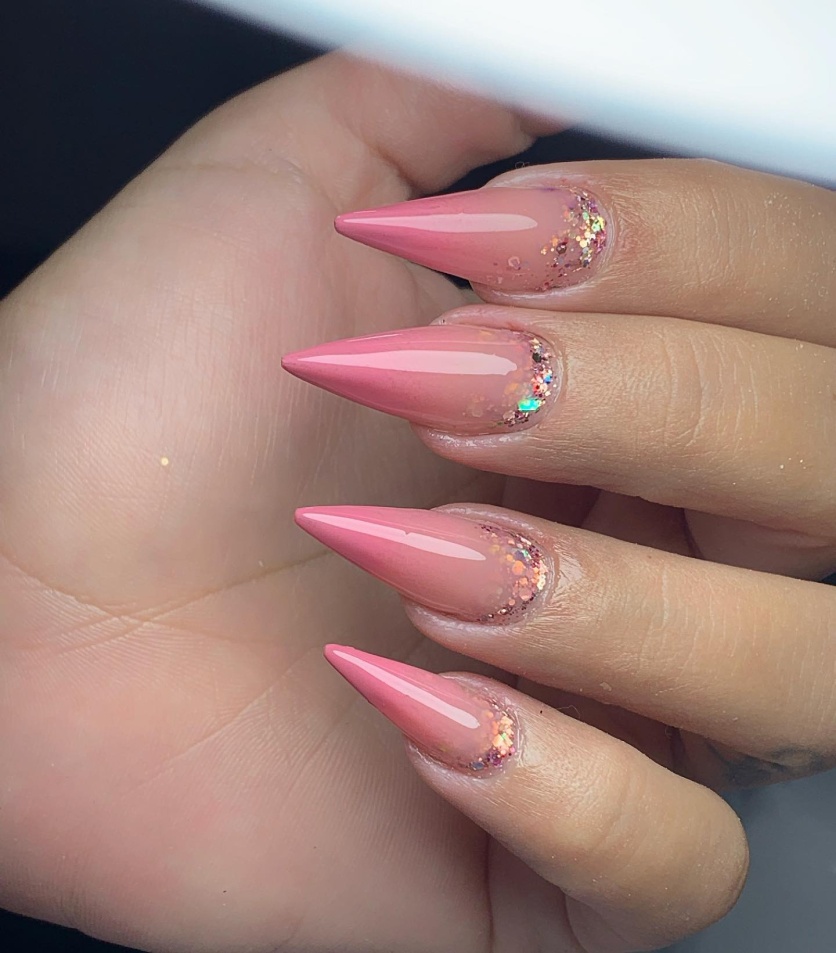 unhas rosas delicadas