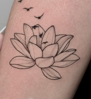 Tatuagem de flor de lótus: a marca da espiritualidade e força feminina