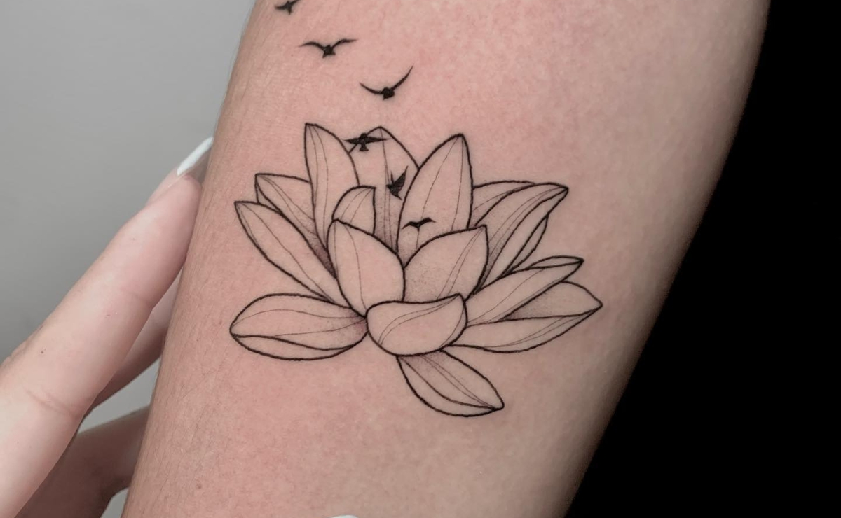 Tatuagem de flor de lótus: a marca da espiritualidade e força feminina