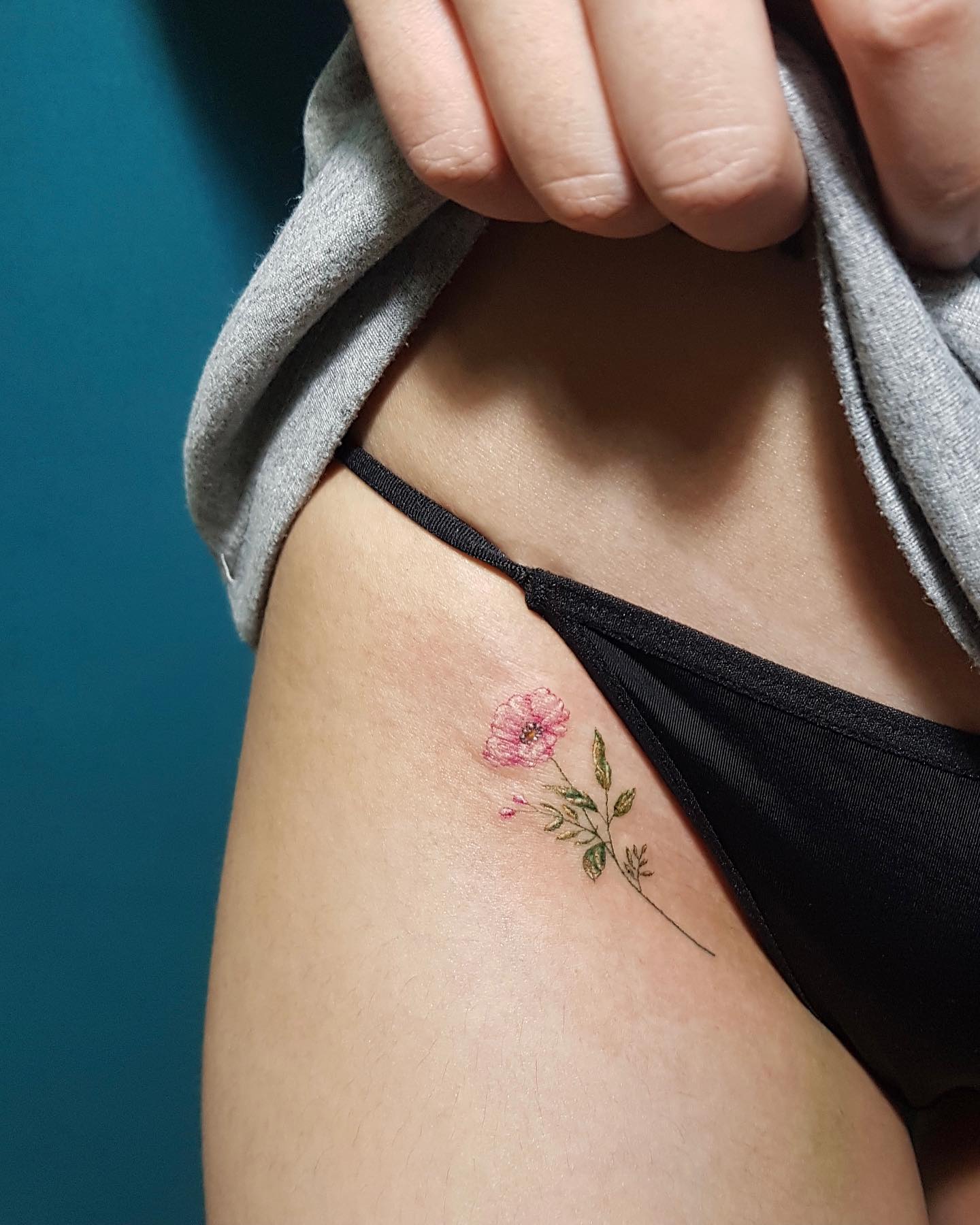 tatuagem de flor na virilha